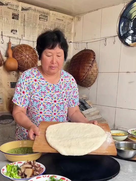 在家做早餐煎饼煎包，用大容量电饼铛，加深加大设计，双面可用