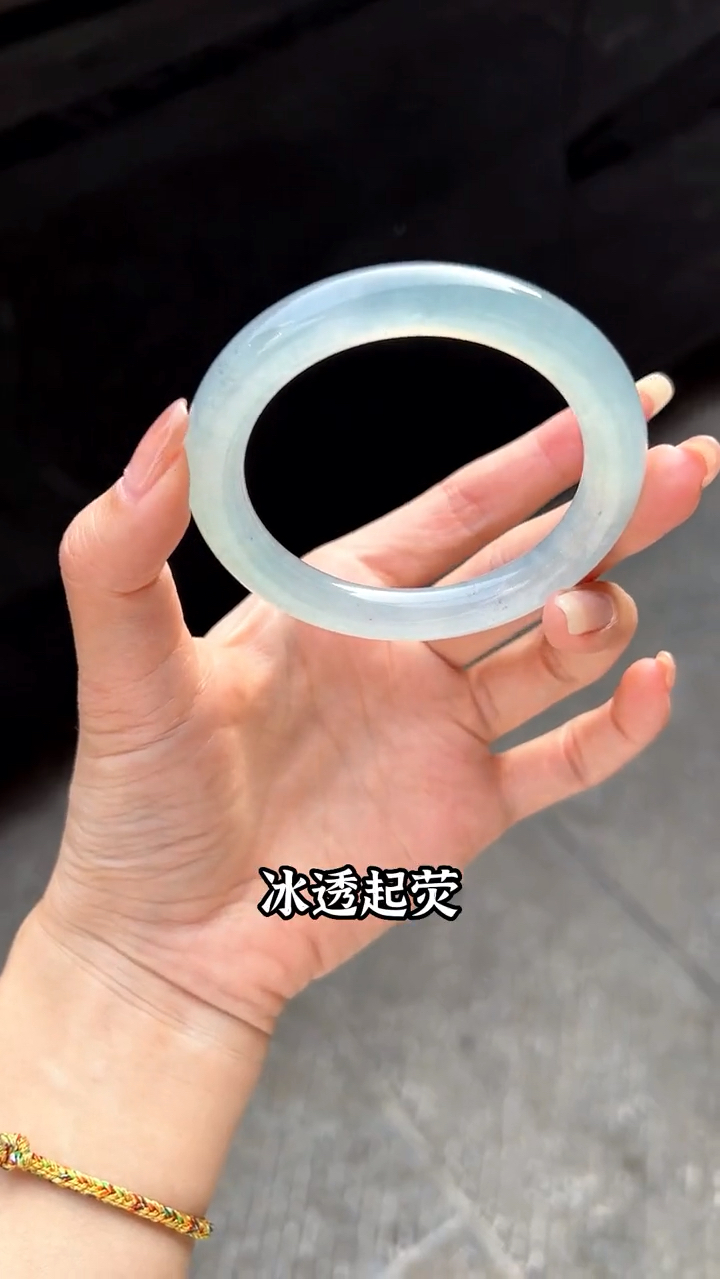 一条清冷的冰乌鸡手镯,就像一幅山水画,佩戴一方山水。清闲无事,浮生清欢