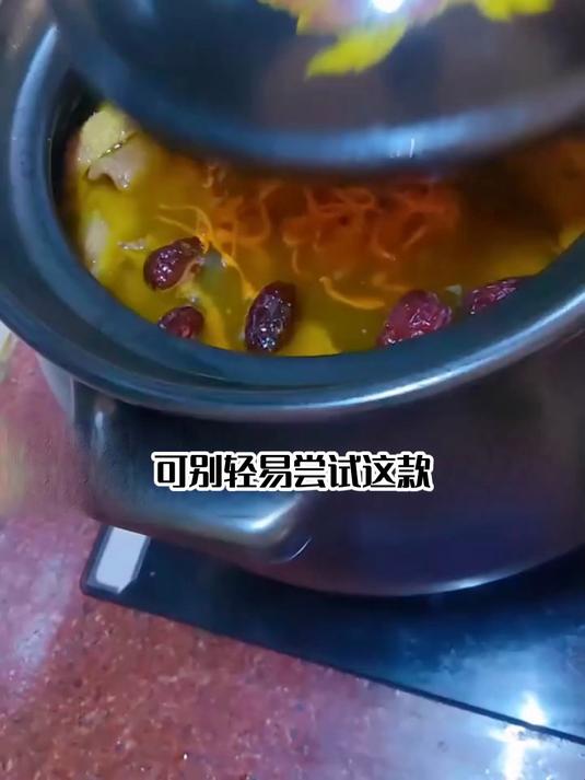 巧蒸虫草炖老鸭：鲜香醇厚，宴请宾客超有面