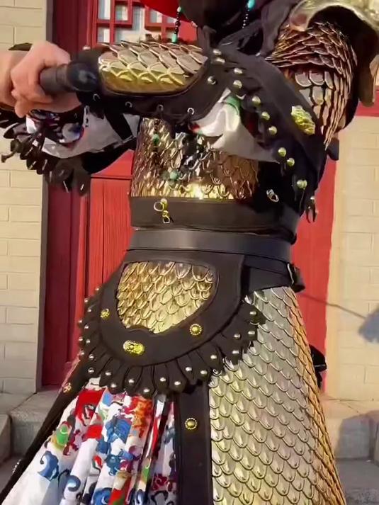 这才是中国人该穿“高级定制”，飞鱼服搭配甲胄文武袖！