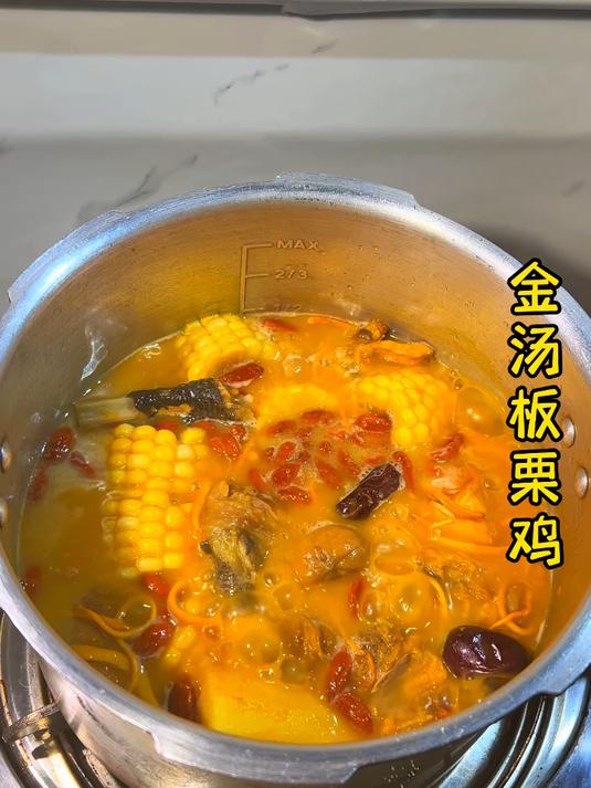 秋冬暖胃神器金汤板栗鸡,鸡肉软嫩入味#煲汤#
