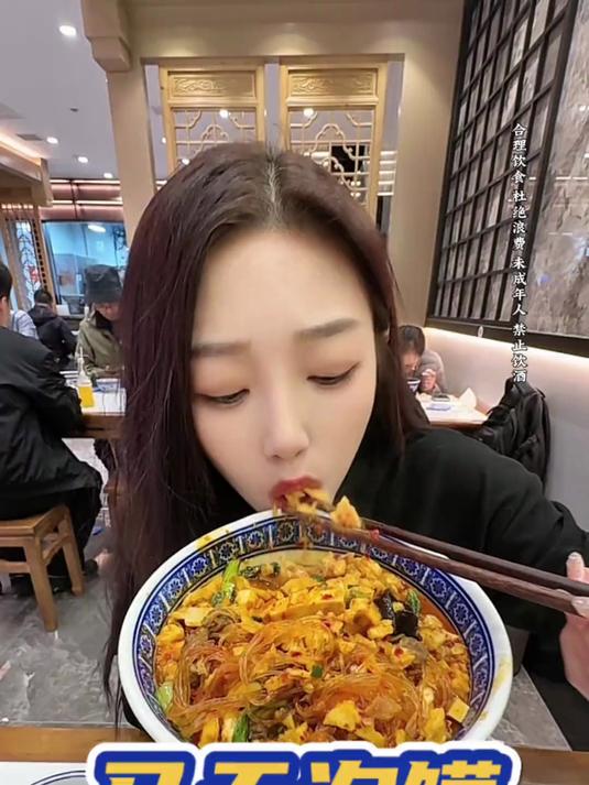 第390集｜感受西安碳水快乐。一碗小炒泡馍饭张力拉满！