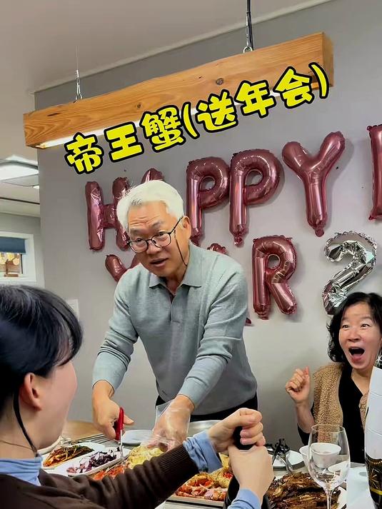 韩国丈母娘做大餐！巨型帝王蟹真香，老丈人手艺真好