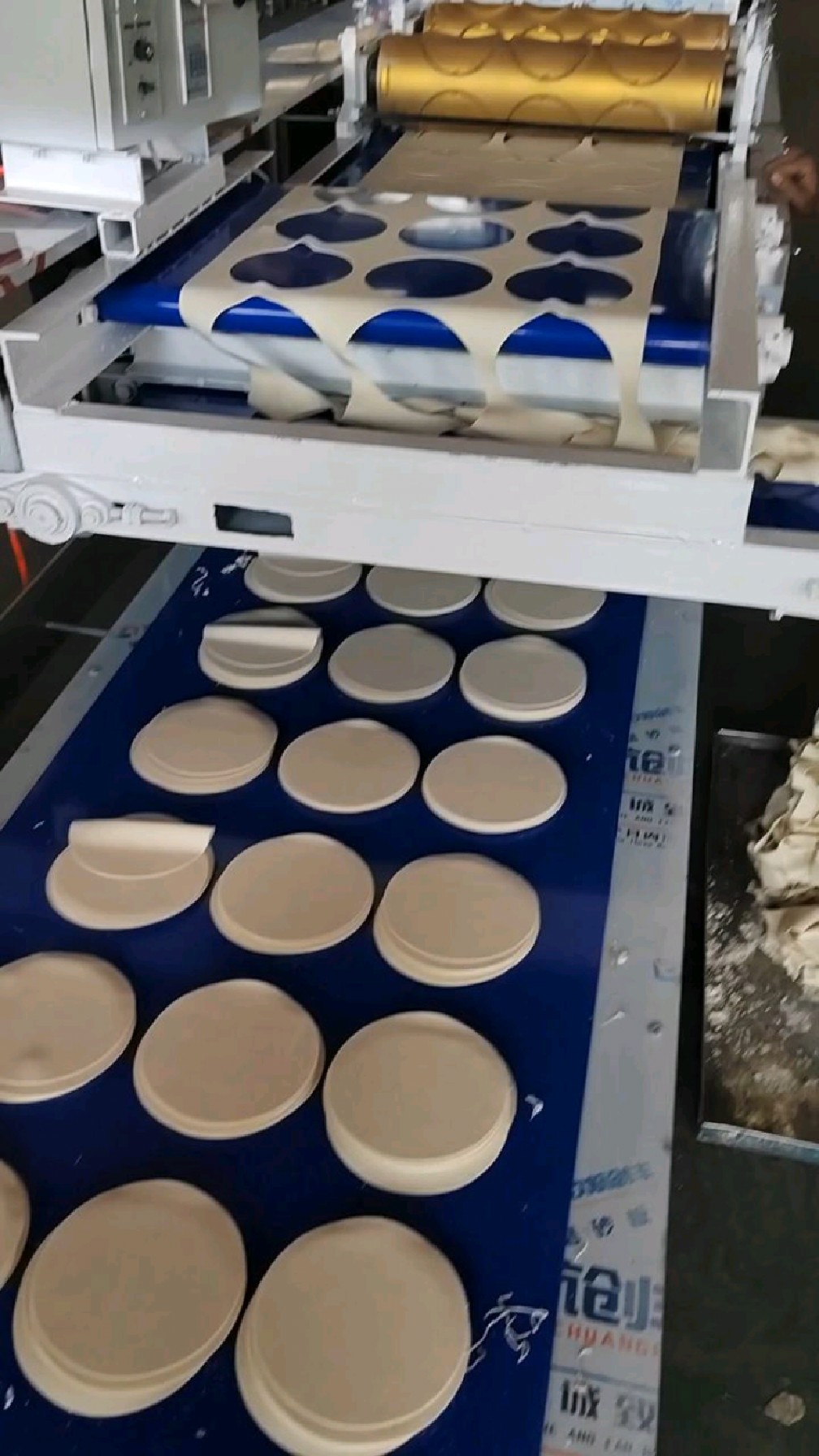 大型商用饺子皮机一次成型产量大效率高