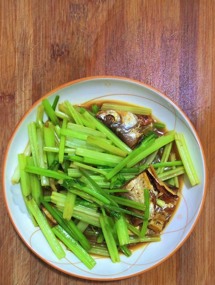 河鱼干怎么做好吃,分享一道河鱼干炒芹菜