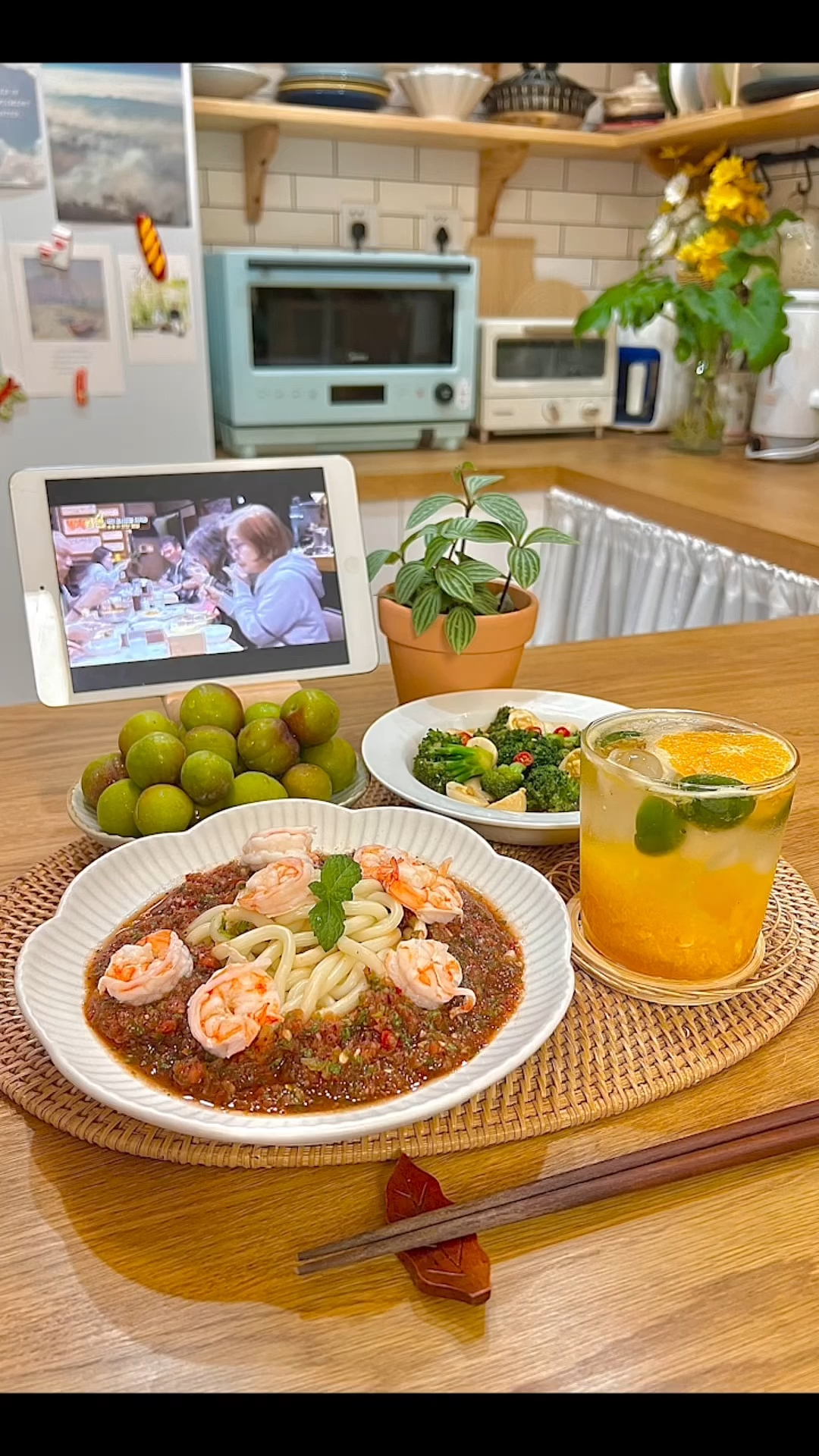 一人食:今天吃番茄鲜虾凉面,鹌鹑蛋拌西兰花,鲜橙茉莉茶