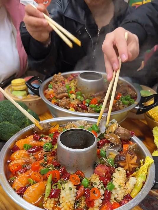 市井火锅,麻辣海鲜锅,锅气十足,配菜丰富可自选,四款有料锅底