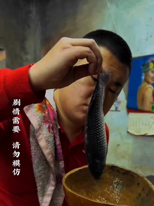 愣子孝敬胖哥的鱼被阿牛换成小鱼