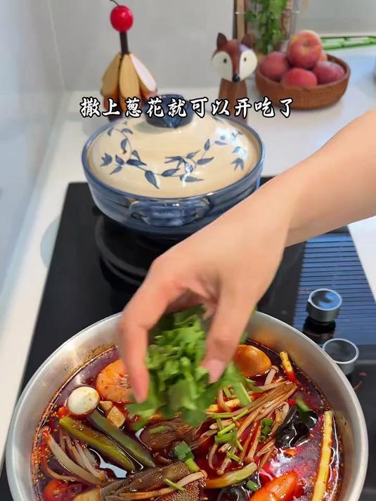 很多人都喜欢吃钵钵鸡其实在家做真的很简单