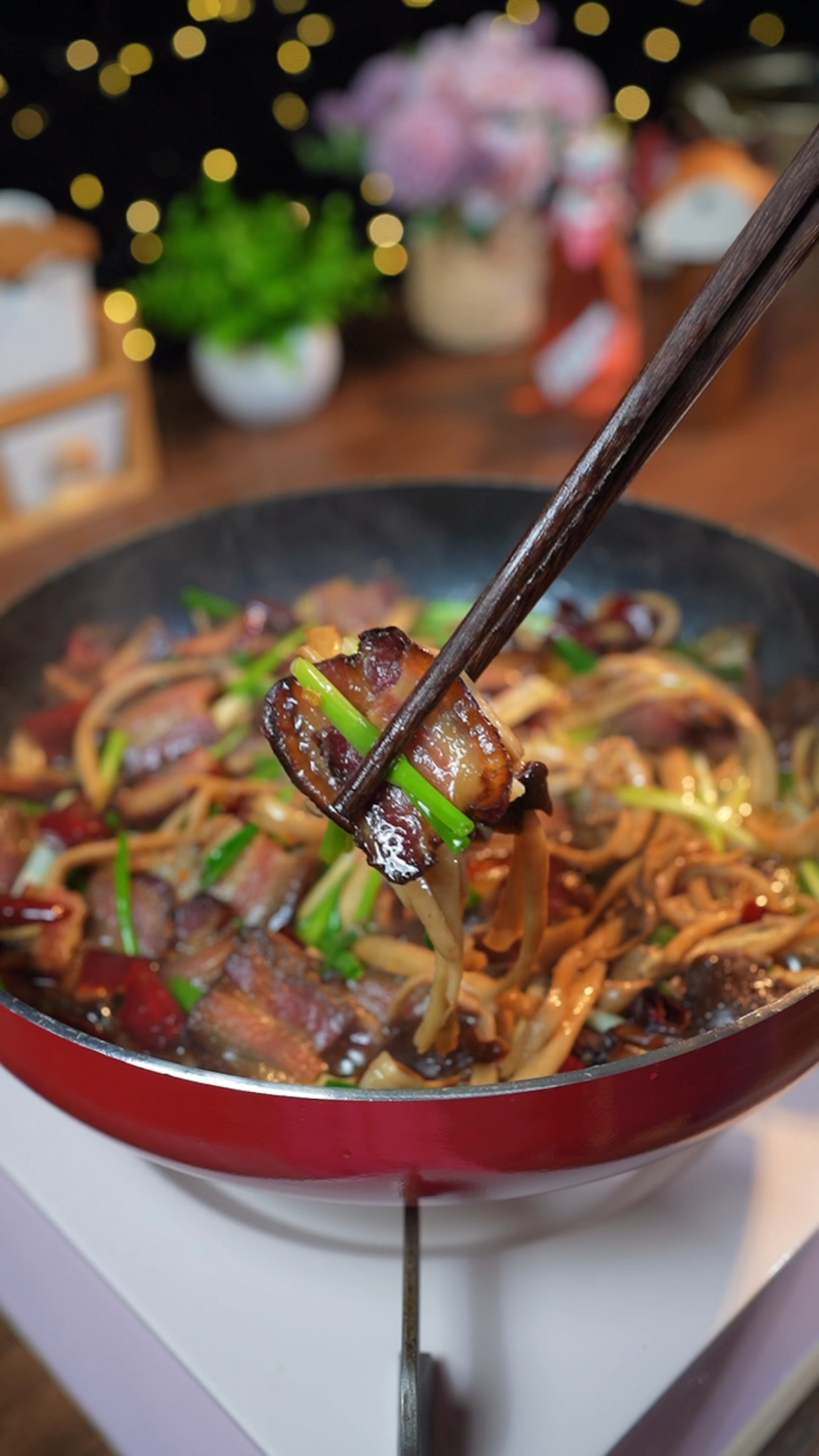 如果你没吃过这个茶树菇炒腊肉,一定要试试,是真的贼香贼下饭