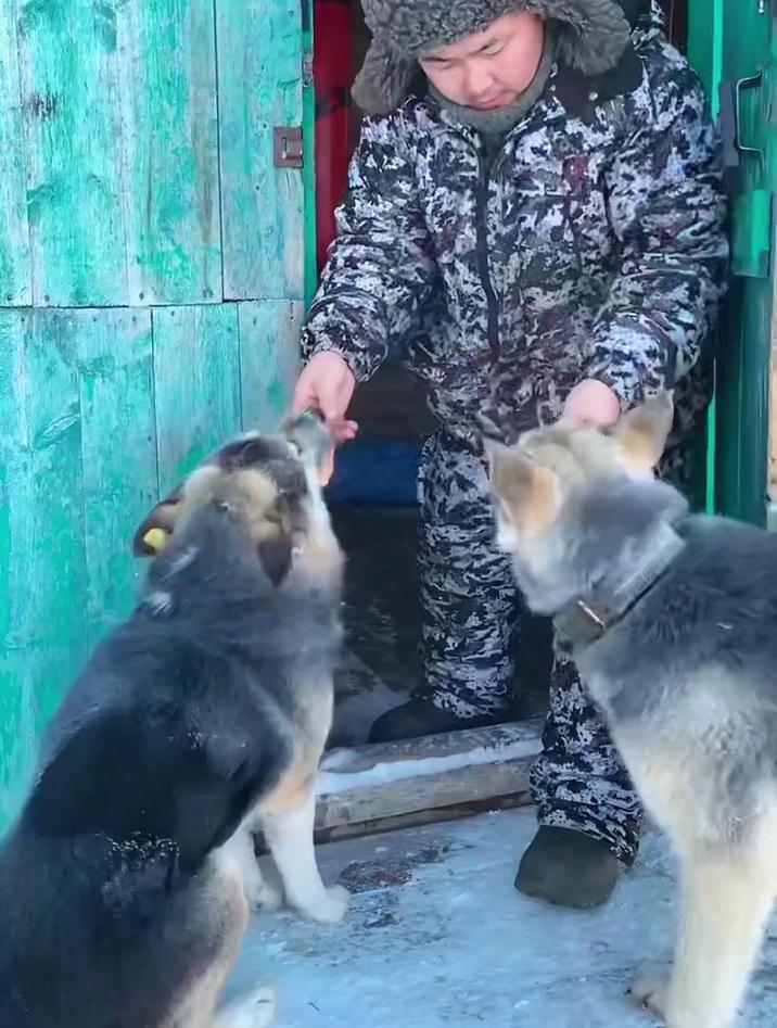 冬季的俄罗斯人都是如何制作美食的,这大肉块切着很过瘾