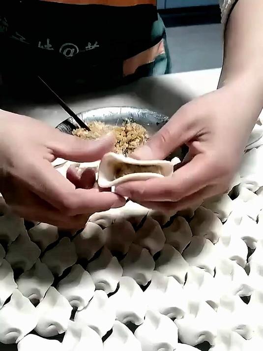 大娘包饺子可快了
