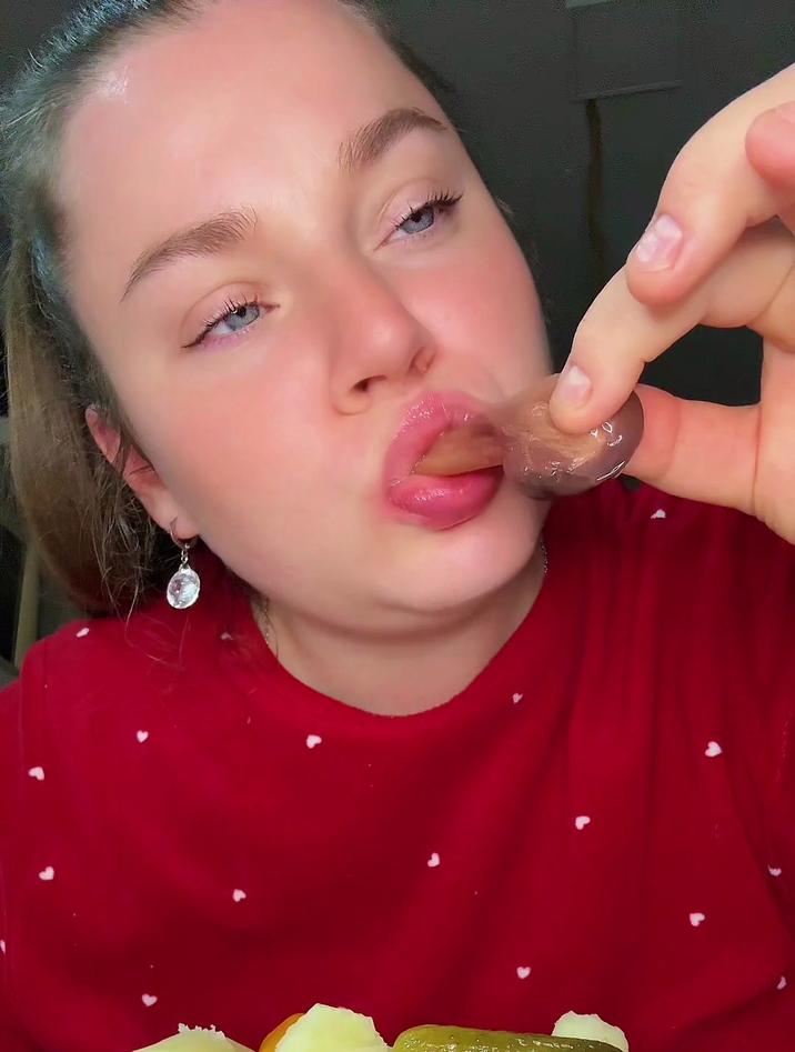 俄罗斯人都是如何花式吃腌制咸鱼的,这是生吃鱼肉和鱼籽啊