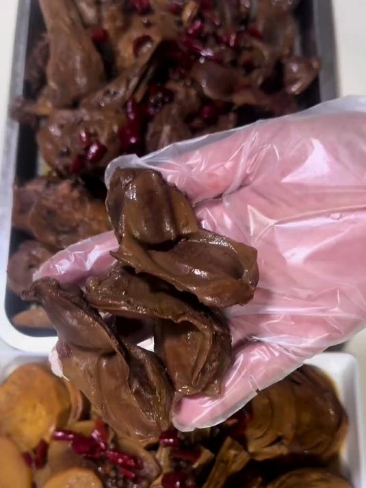 几十块钱的成本卤了满满一大锅麻辣鲜香的鸭货