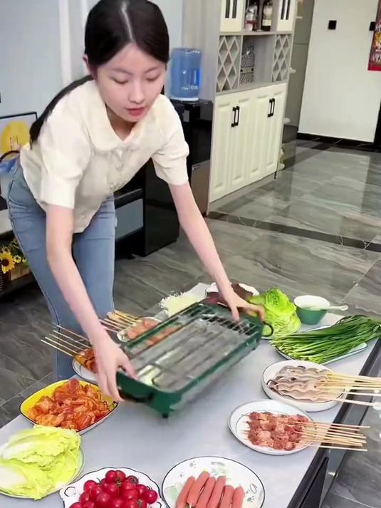 自从有了电烤炉太方便了,烤肉烤串想吃就来,容量大吃的不着急