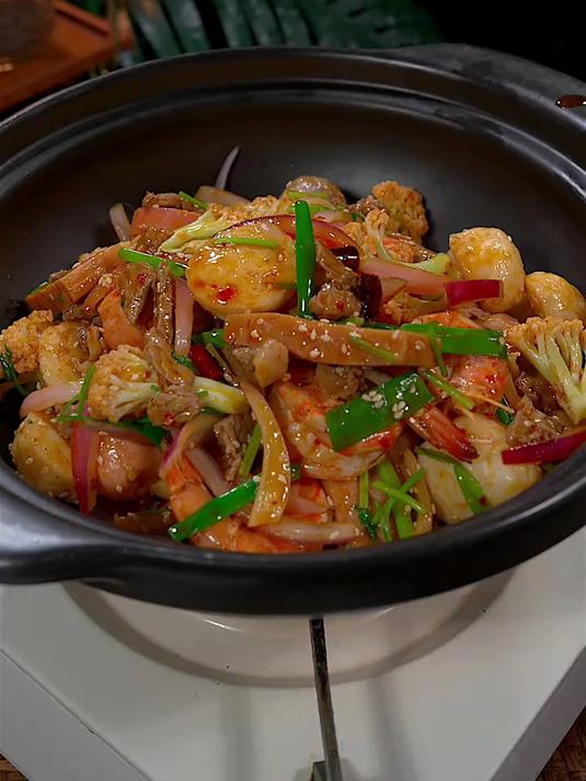 今天给全家做了一锅麻辣香锅,有虾有肉