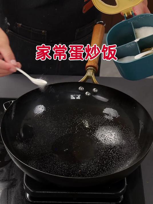 今天为大家带来一道黄金蛋炒饭的制作细节