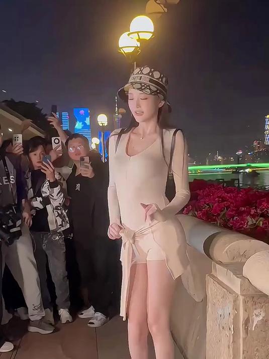 粥粥酱老师跳扫腿舞真是绝了#粥粥酱扫腿舞绝了##这舞跳得绝了#