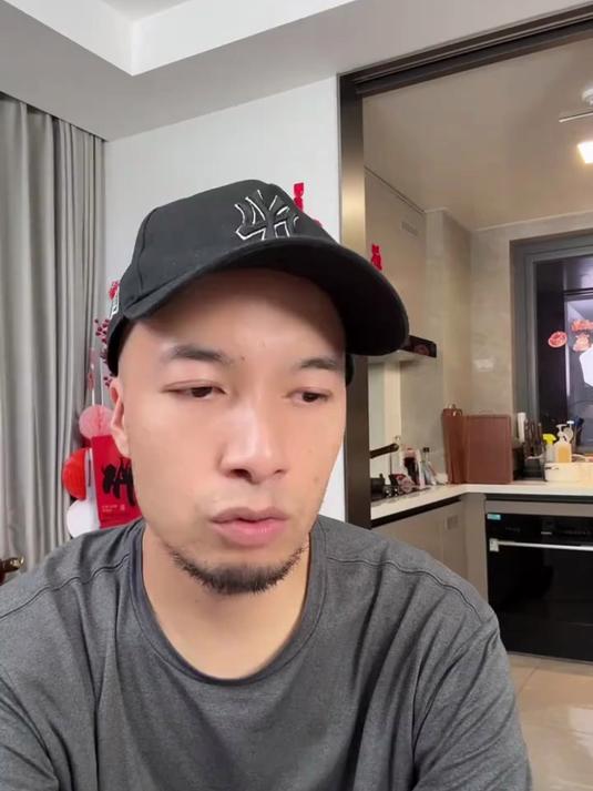 塑料菜板掉屑严重,竹胶菜板容易发霉的,建议使用乌檀木实木菜板