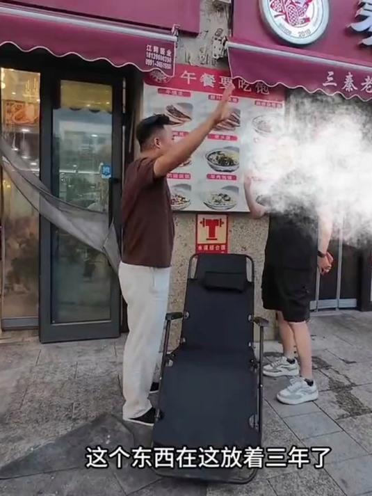 一家主营米饭的餐馆与一家肉夹馍店仅一墙之隔，肉夹馍店老板将尺寸极大的广告菜单牌挂在两#米饭