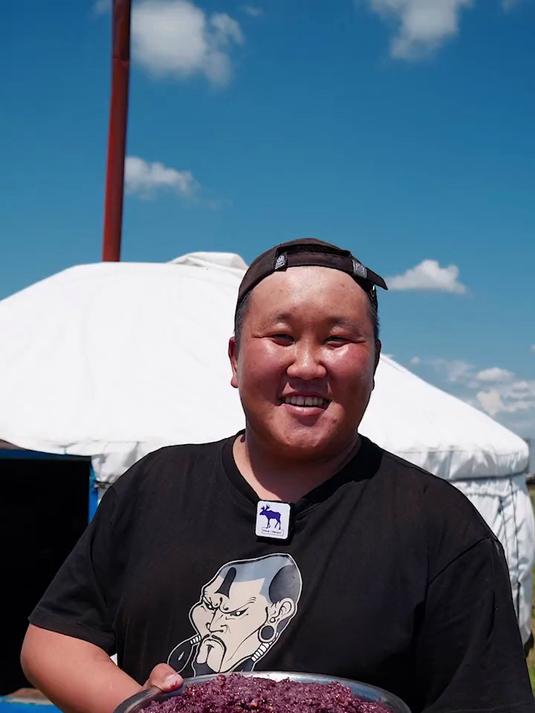 八宝饭是布里亚特美食的一部分，精髓在稠李子上