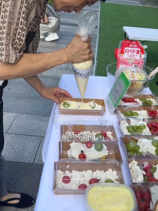 网红提拉米苏秒变“毒蛋糕”？警惕路边摊套路！