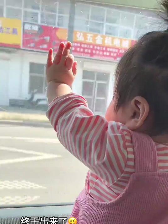 5岁孩子坐上老式面包车!这瞬间幸福指数爆表?育儿专家解析快乐
