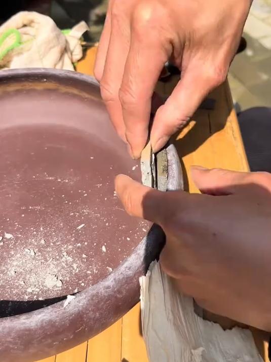 师傅用旧瓦片制作的景观鱼缸,再放些铜钱草,简直不要太漂亮