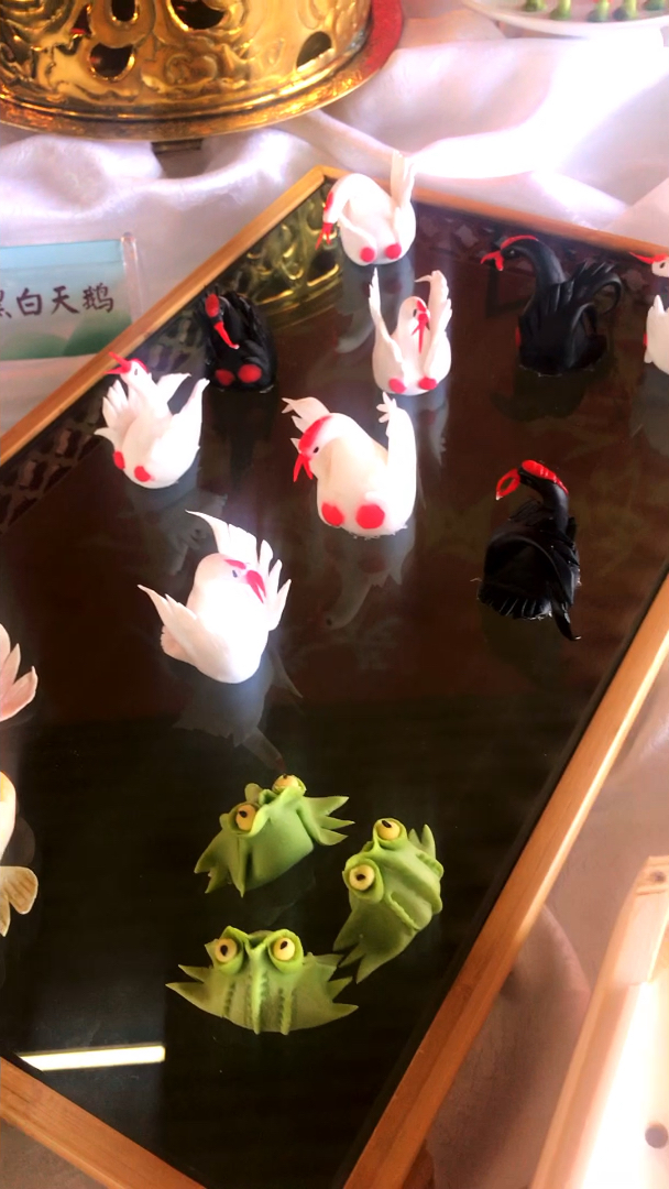 第五届丝博会陕西国际美食节上,德发长饺子,一饺一形一态,百饺百馅百百味。