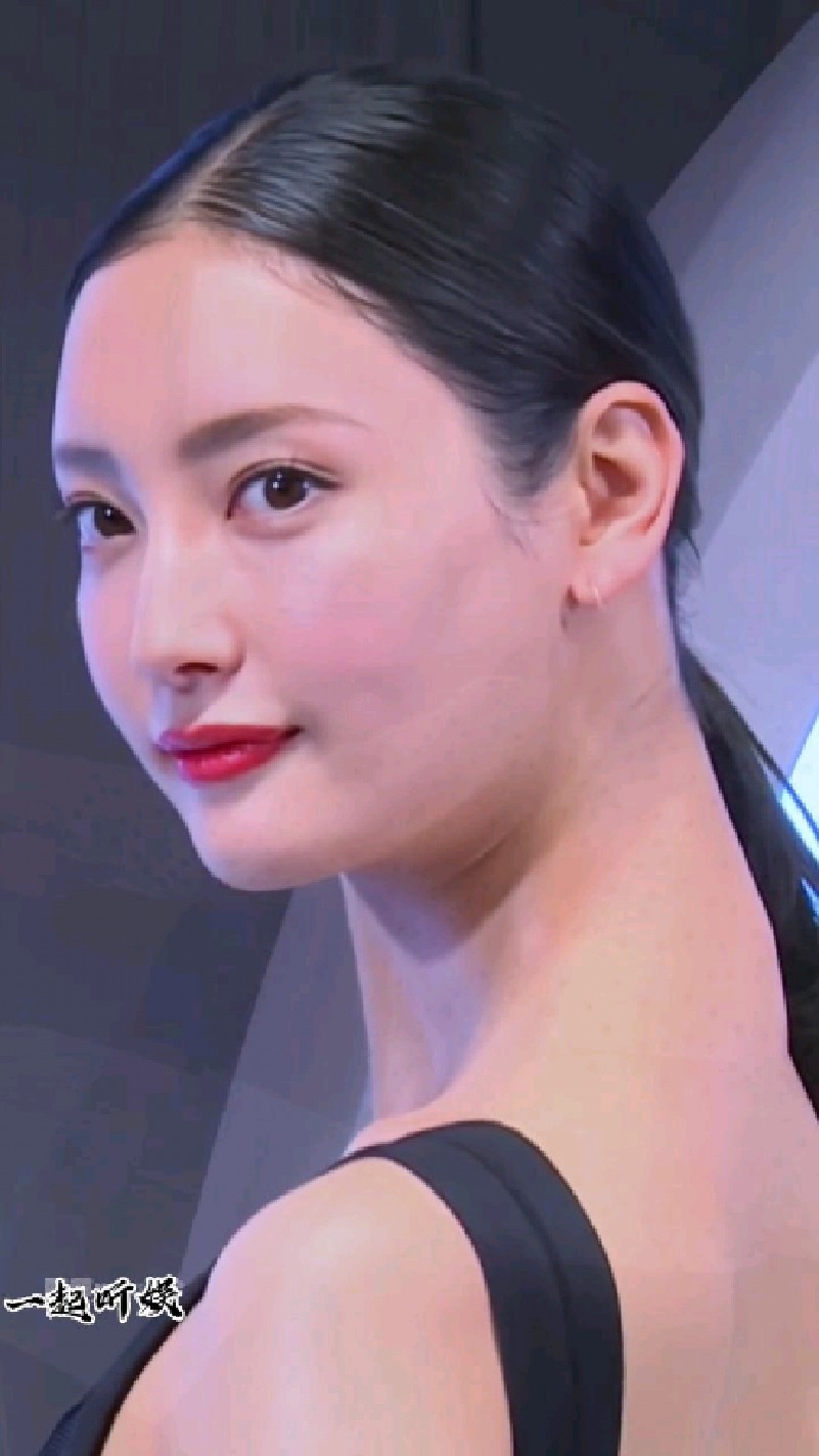 被誉为日本第一美腿,九头身高冷御姐～菜菜绪