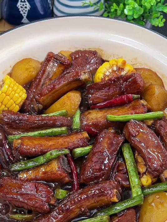 排骨土豆炖豆角，肉菜一锅出，汤汁浓郁拌米饭太香了