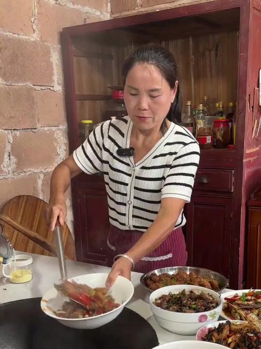 今天又是一大桌菜,看见大家吃得开心,我也很开心