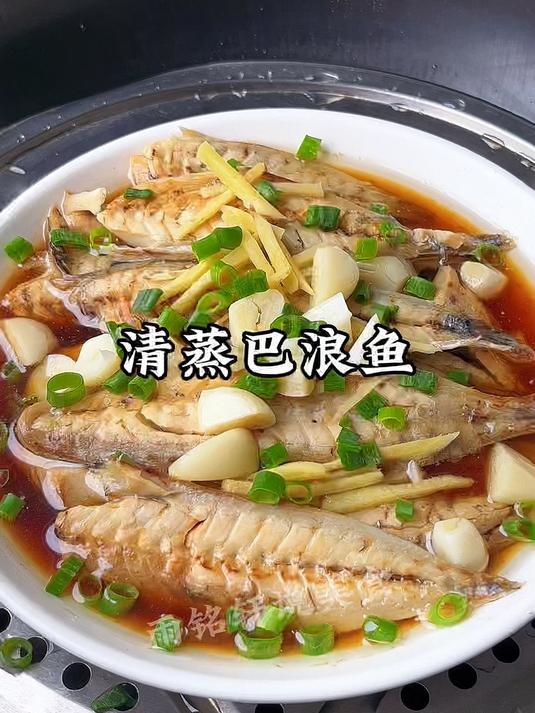 巴浪鱼里倒入猪油,出锅就成福建人喜欢吃的做法,不加一滴水