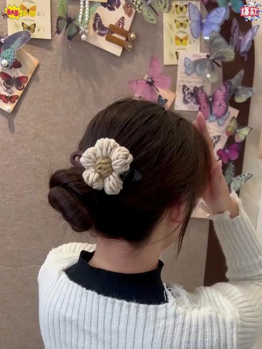 春季针织花朵鸭嘴夹搭风衣气质的三种扎法,你明白吗?