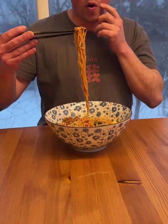 院里温房韭菜在生了,炸个酥肉做点辣油,我们吃酥肉面。