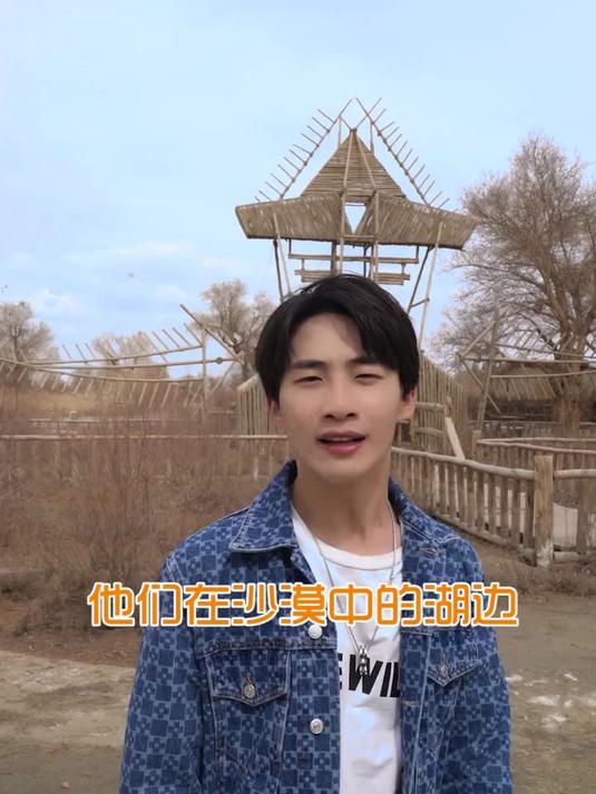 划独木舟,吃着烤鱼