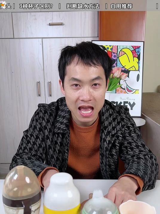 宝宝0-3岁喝水杯如何选?鸭嘴杯、吸管杯、敞口杯到底有什么区别