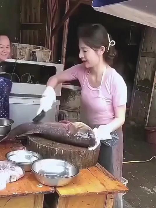   自己杀鱼怕麻烦?刮鱼鳞神器十秒一条,不伤皮手轻松去鳞!#厨房好物#