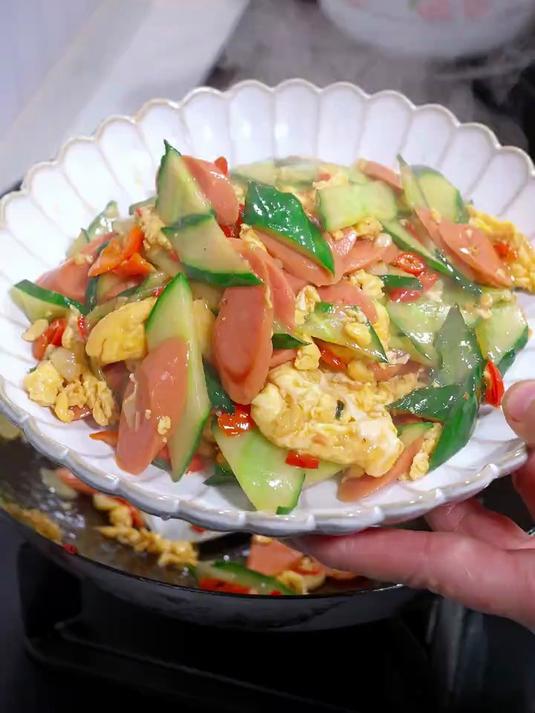 简单做个下饭菜黄瓜鸡蛋炒火腿肠，真的太好吃了