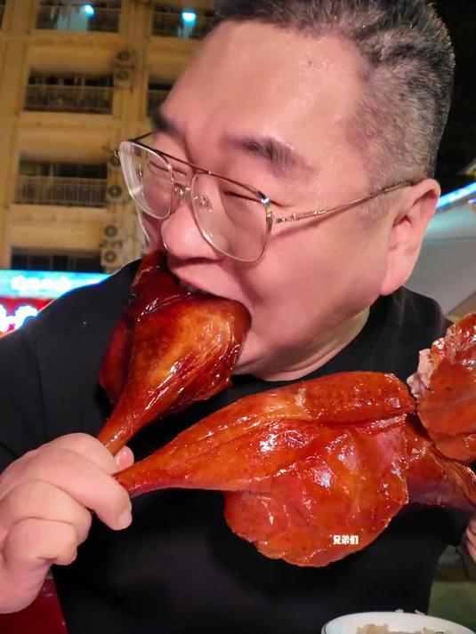 广东的烧鹅太好吃啦！荔枝木烧出来的鹅有浓郁的荔枝木果香味