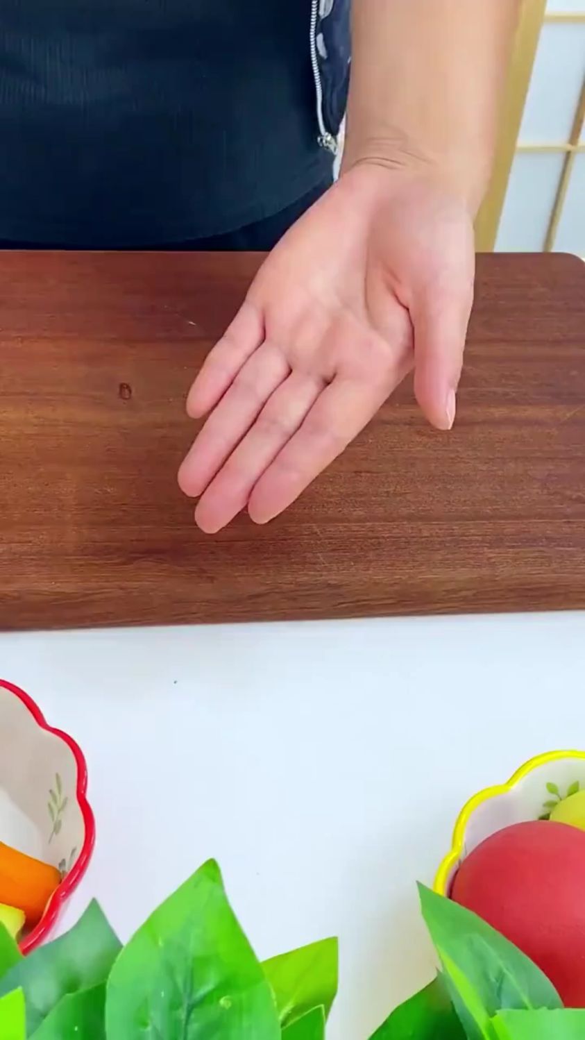 平时切菜总是担心切到手,我就用上了这样的防切手神器,切菜不用担心切到手啦