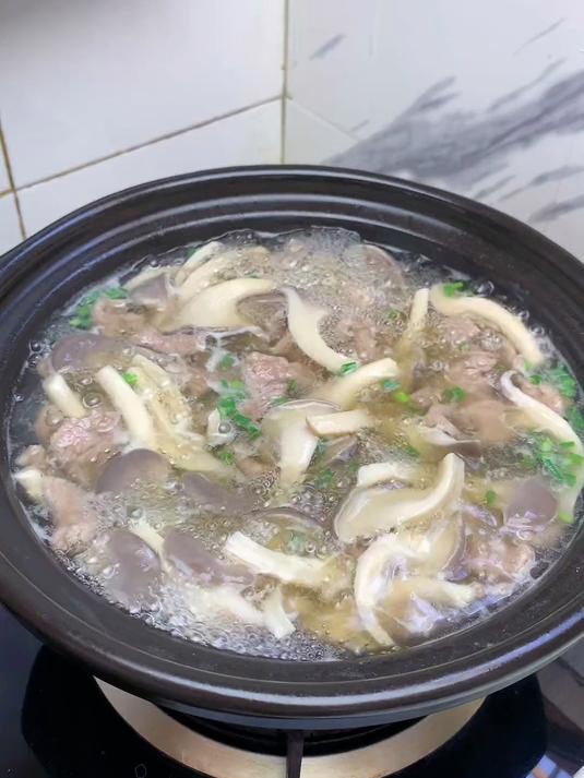 平菇瘦肉汤,看似平淡无奇,喝上一口真是鲜到起飞啊