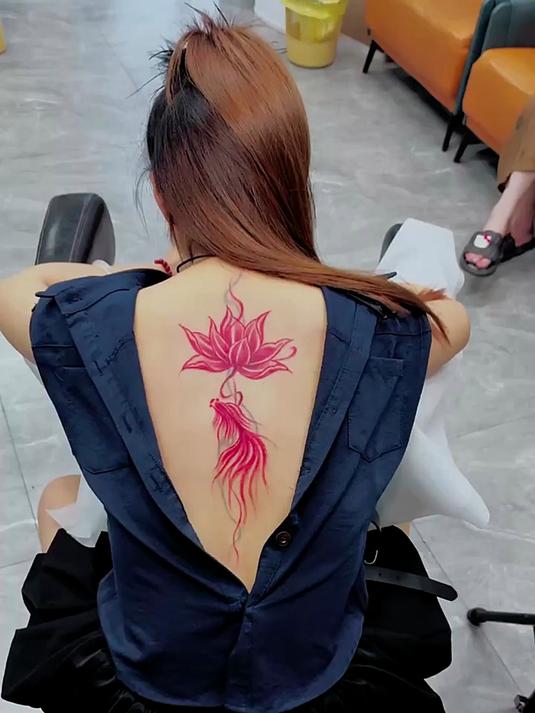 水墨莲花小锦鲤纹身,小姐姐喜欢坏了,看着十分好看