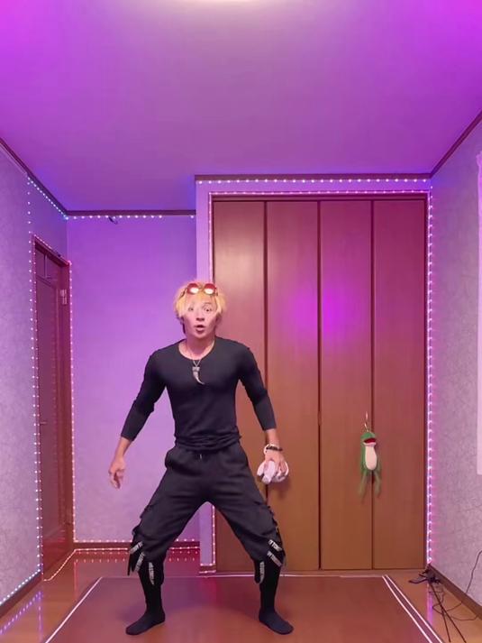 边跳舞边烹饪熊肉的男人,也太离谱了
