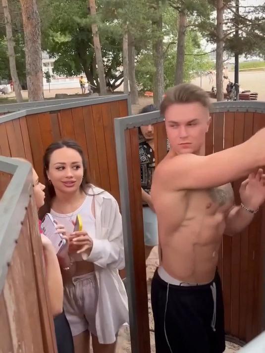 看见帅哥露出上半身肌肉,美女的反应太逗了!