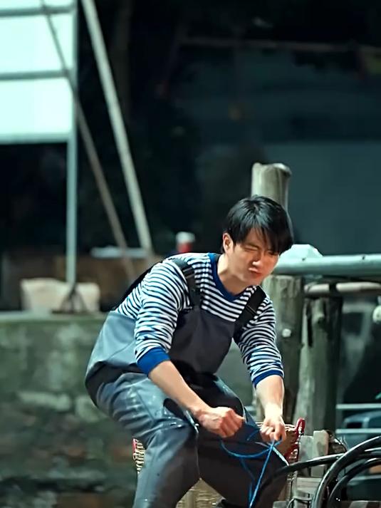 重生捕鱼王：开局四百斤大黄鱼 04