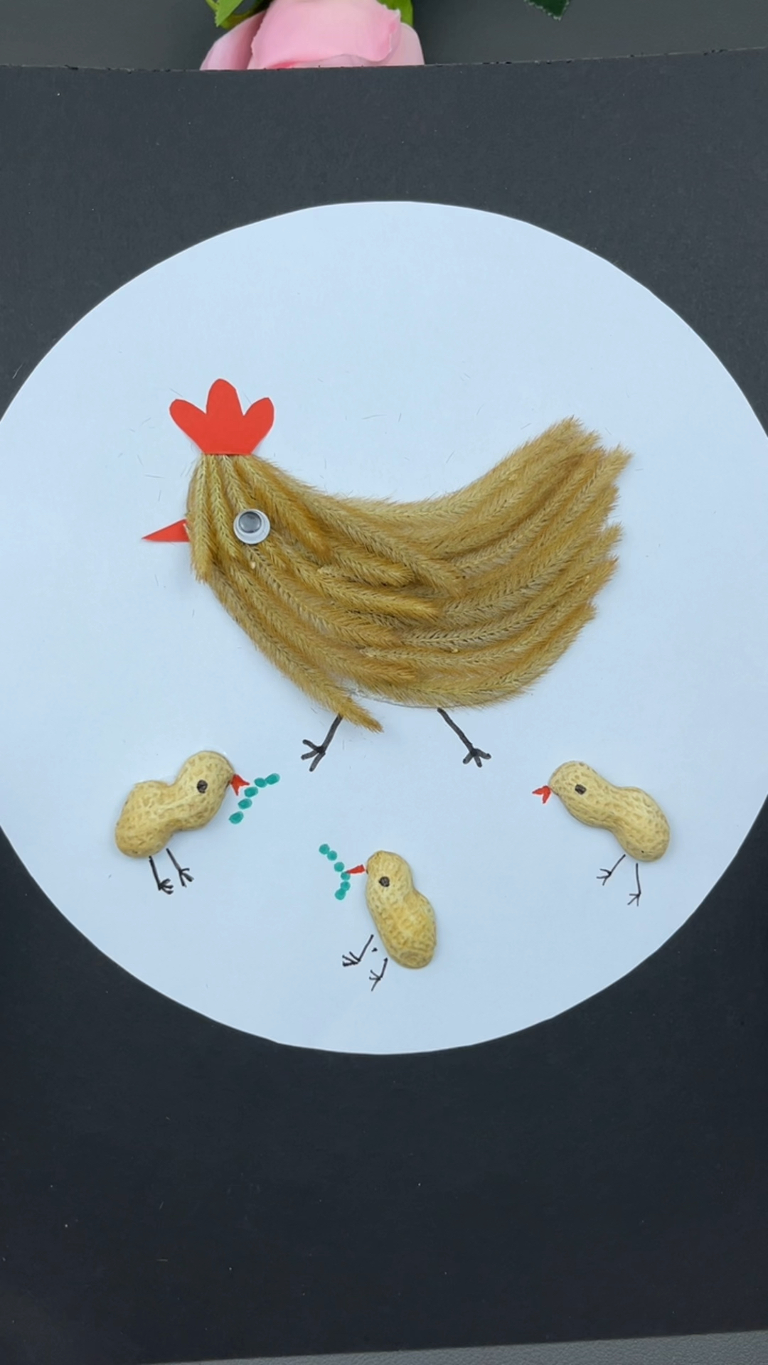 用狗尾巴草和花生壳，粘贴一幅鸡妈妈带小鸡的创意手工画，太好玩了，快来试试吧！