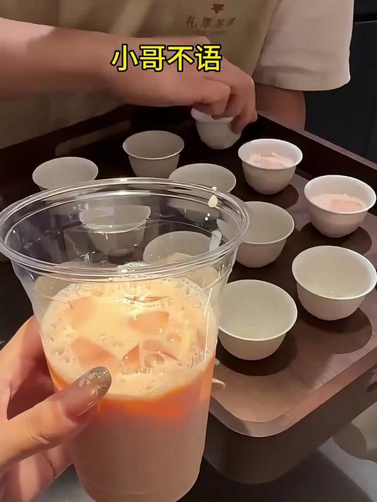 可以帮我把奶茶装在这个杯子里吗？