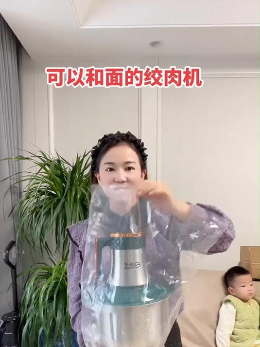 家里有个绞肉机,绞肉碎菜碎面都能轻松搞定,一机多用,操作简单