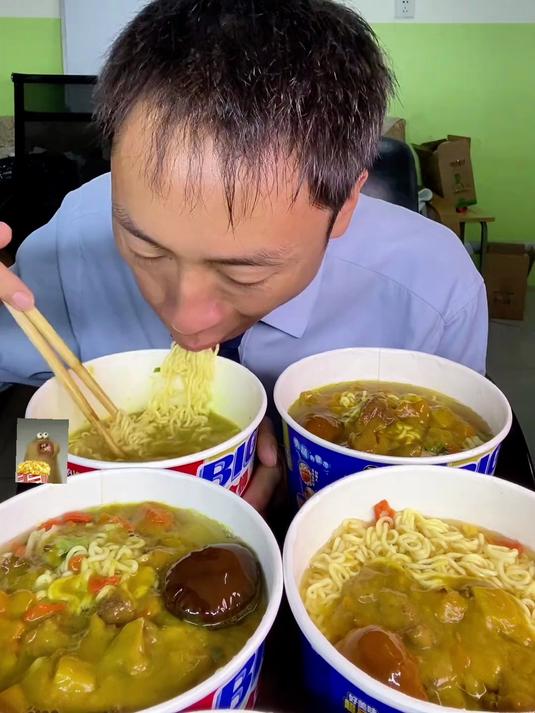 看看小张老师食堂没饭晚餐吃五桶咖喱泡面！